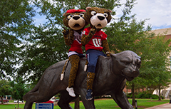 南paw and Miss Pawla sitting on the jag statue